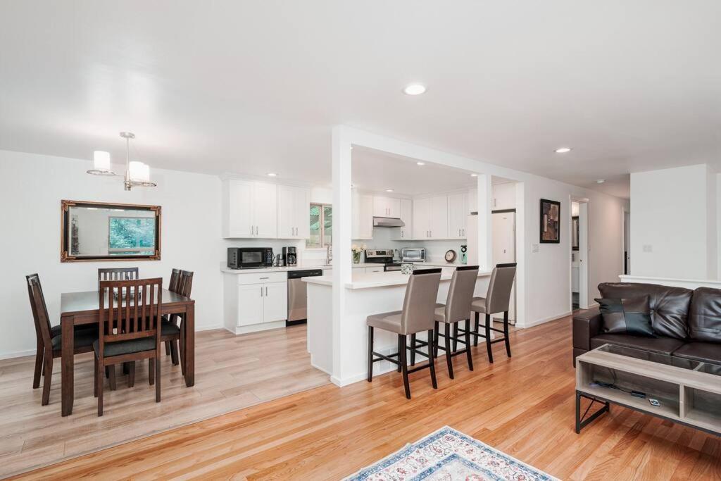 Spacious Two-Story Haven Βίλα Edmonds Εξωτερικό φωτογραφία